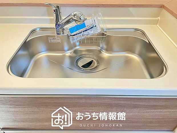 【浄水器内臓ハンドシャワー付シンク】広々とした凸型シンクに洗剤ポケットを標準装備。すっきり収納できます。
また、蛇口の先端に浄水器を内蔵しているため場所をとりません。