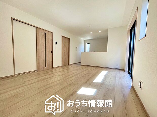 【現地写真(リビング)】フローリング材には、木目、色調など木材特有の風合いがあり、ナチュラルな美しさになっています。