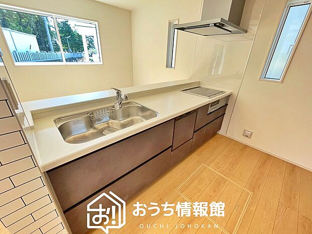 【現地写真（キッチン）】収納たっぷりのシステムキッチン、浄水器付水栓を標準装備しています。