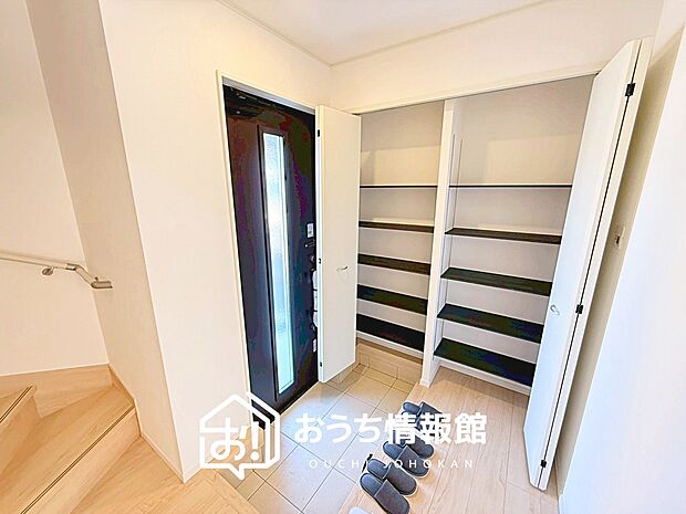 【現地写真（玄関）】玄関には、大型のシューズ収納を設置しています。