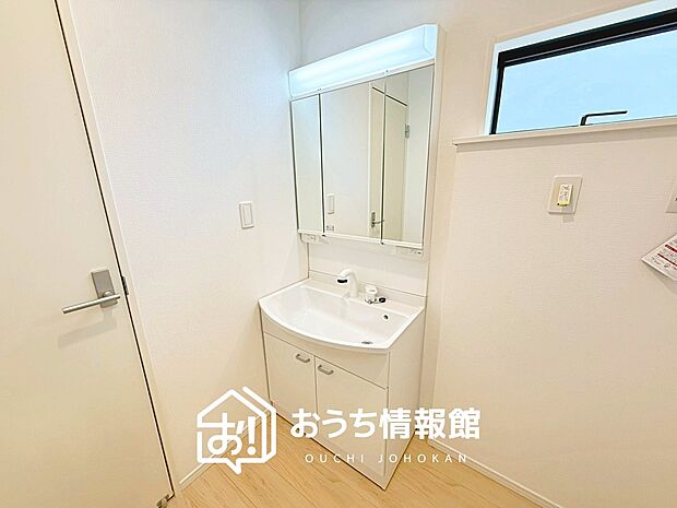 【洗面台・洗面所】鏡の両サイドは、必要なものを取出しやすく、大きな鏡面で朝の準備も快適。
使いやすいリフトアップ機能付きのシングルレバーシャワー水栓付です。