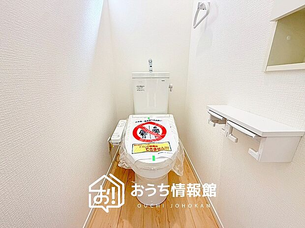 【トイレ】汚れてもサッとひと拭きでお手入れ簡単、エコ仕様の温水洗浄便座付きのトイレです。
バリアフリーにも配慮しています。