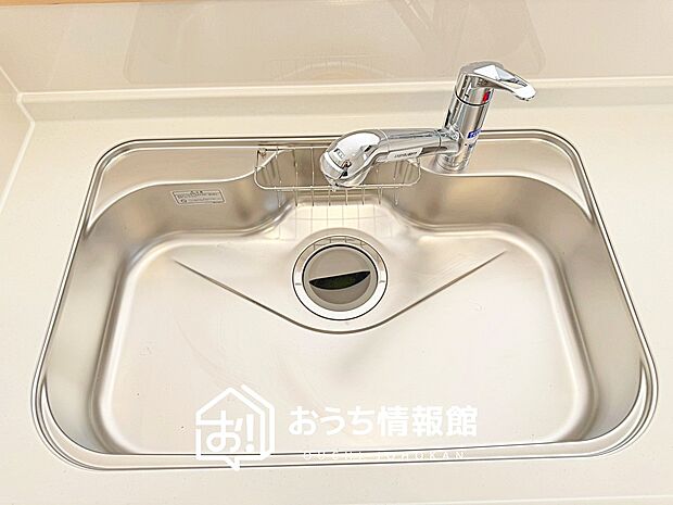 【浄水器内臓ハンドシャワー付シンク】広々とした凸型シンクに洗剤ポケットを標準装備。すっきり収納できます。
また、蛇口の先端に浄水器を内蔵しているため場所をとりません。