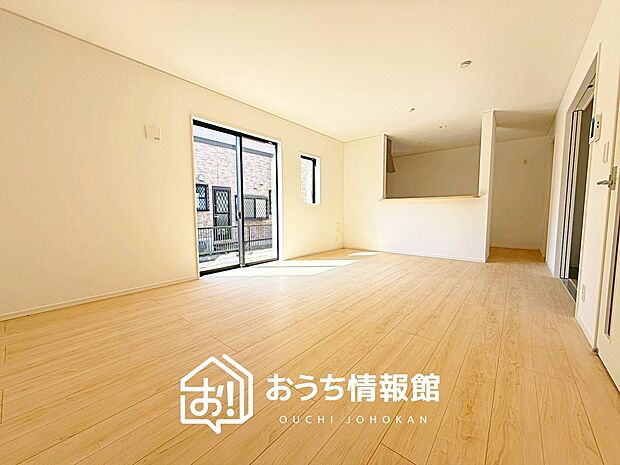 【現地写真（リビング）】フローリング材には、木目、色調など木材特有の風合いがあり、ナチュラルな美しさになっています。