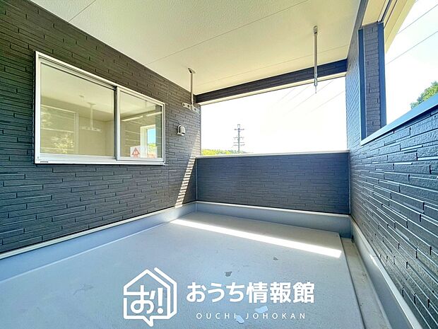 【バルコニー】奥行きが広く、洗濯物をゆったりと干せる十分な広さで、家族の洗濯も捗ります。