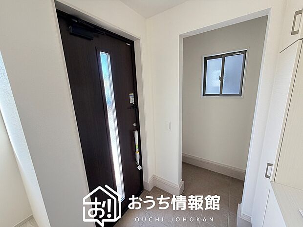 【現地写真(玄関)】玄関には、大型のシューズ収納を設置しています。