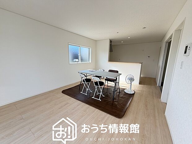 【現地写真(リビング)】フローリング材には、木目、色調など木材特有の風合いがあり、ナチュラルな美しさになっています。
