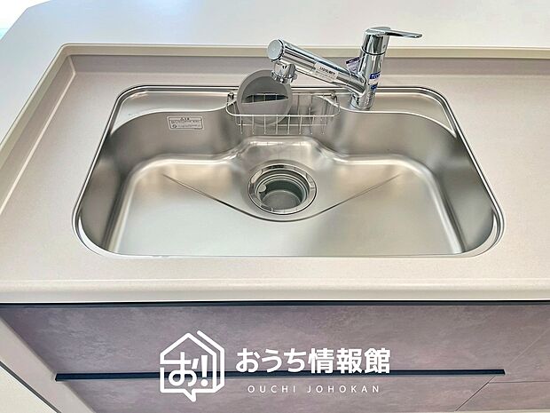 【浄水器内臓型ハンドシャワー付シンク】傷や汚れが付きにくい静音仕様の全面エンボス加工シンク。
また、蛇口の先端に浄水器を内蔵。浄水シャワーが使える毎分4リットルのたっぷり浄水。