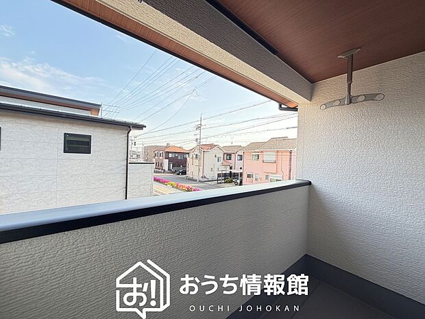 【バルコニー】奥行きが広く、洗濯物をゆったりと干せる十分な広さで、家族の洗濯も捗ります。