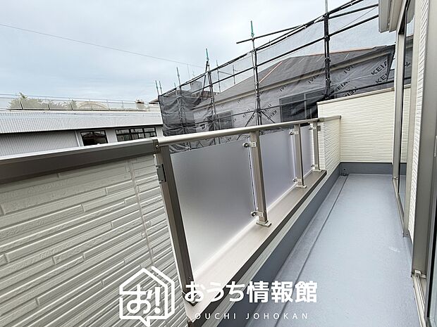 【バルコニー】奥行きが広く、洗濯物をゆったりと干せる十分な広さで、家族の洗濯も捗ります。