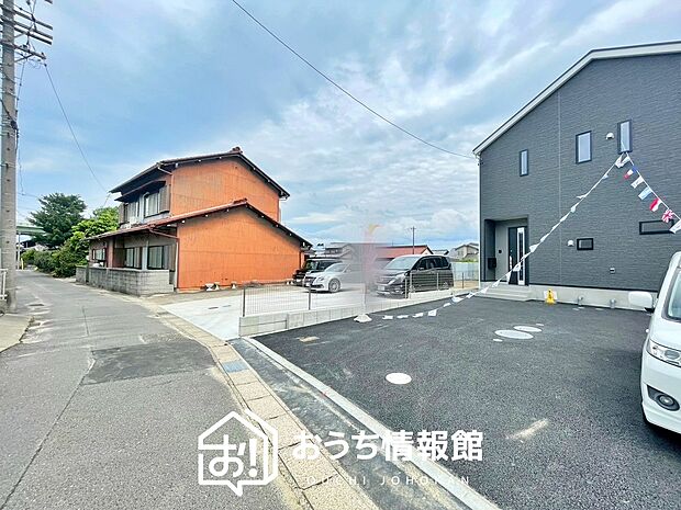 【現地写真(前道含む外観)】軽くて火災に強い屋根材を採用し、地震時の建物への負担や揺れを軽減しています。