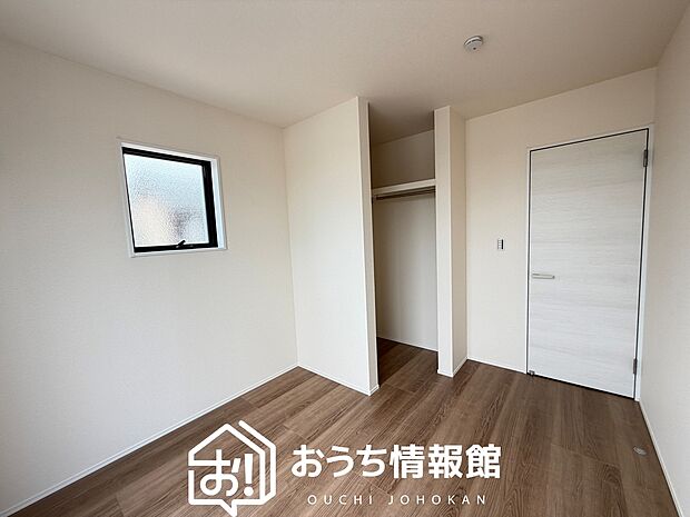 【現地写真(洋室)】木目の美しさを際立たせるシンプルデザインの建具を使用しています。