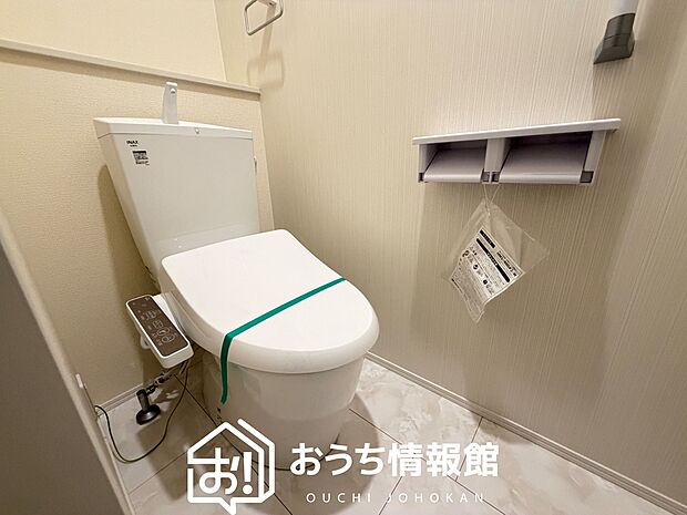 【トイレ】汚れてもサッとひと拭きでお手入れ簡単、エコ仕様の温水洗浄便座付きのトイレです。
バリアフリーにも配慮しています。