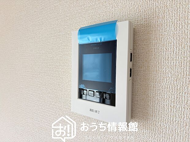 【TVモニター付インターホン】録画機能付きで、自動録画のほか、手動録画もできます。
受話、呼出音量の調整、明るさ調整が可能です。また、来訪者をズーム機能でズームアップして確認できます。