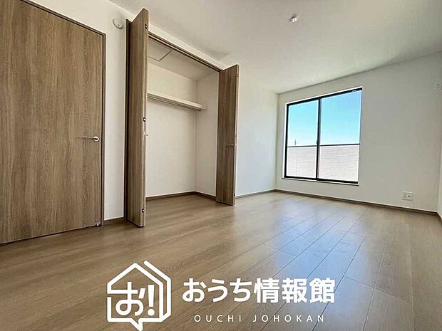 【現地写真(寝室)】木目の美しさを際立たせるシンプルデザインの建具を使用しています。