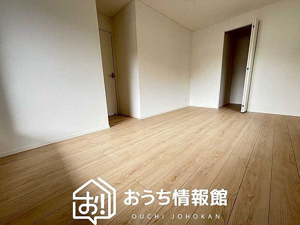 【現地写真(寝室)】木目の美しさを際立たせるシンプルデザインの建具を使用しています。