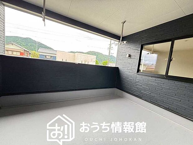 【バルコニー】奥行きが広く、洗濯物をゆったりと干せる十分な広さで、家族の洗濯も捗ります。