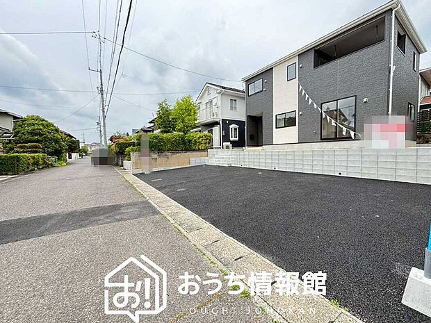 【現地写真（前道含む外観）】軽くて火災に強い屋根材を採用し、地震時の建物への負担や揺れを軽減しています。