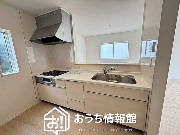 【現地写真（キッチン）】収納たっぷりのシステムキッチン、浄水器付水栓を標準装備しています。