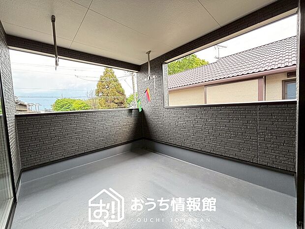 【バルコニー】奥行きが広く、洗濯物をゆったりと干せる十分な広さで、家族の洗濯も捗ります。
