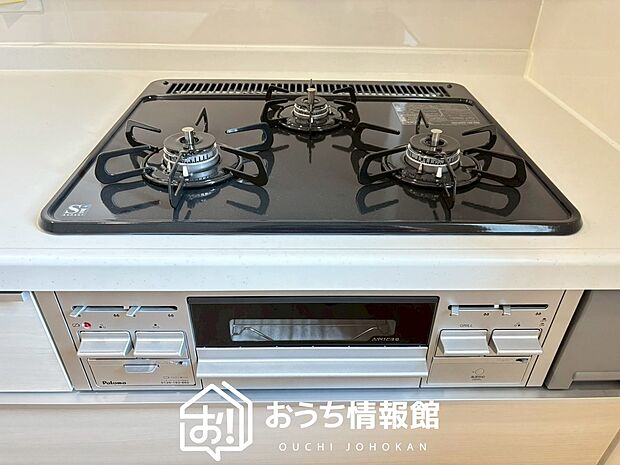 【ビルトインコンロ】フラットな構造で清掃性が高く、過熱防止センサー付3口タイプで日頃の家事も快適です。