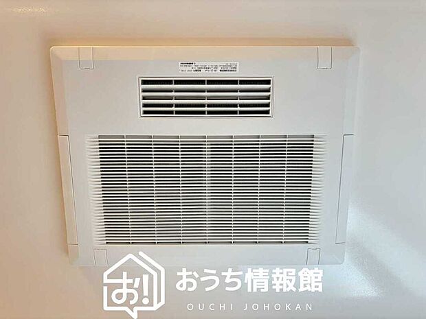 【電気式浴室暖房換気乾燥機】寒い冬場はあたたかく、暑い夏場は扇風機のような心地よさです。
雨の日は、浴室が衣類乾燥スペースになります。