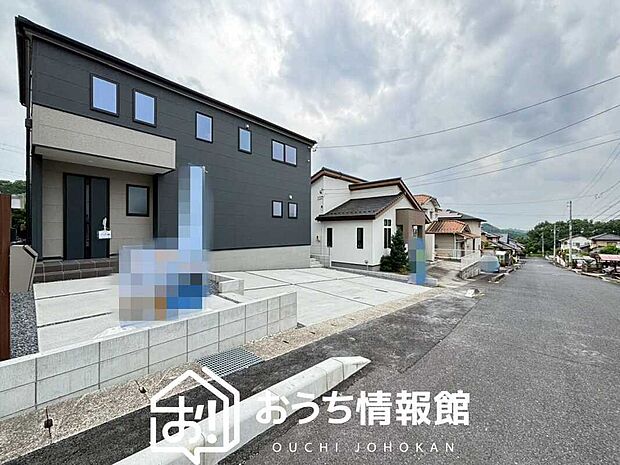 【現地写真(前道含む外観)】軽くて火災に強い屋根材を採用し、地震時の建物への負担や揺れを軽減しています。