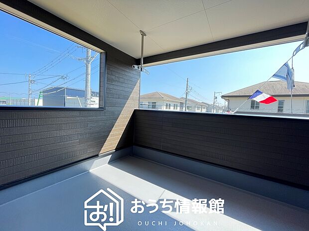 【バルコニー】奥行きが広く、洗濯物をゆったりと干せる十分な広さで、家族の洗濯も捗ります。