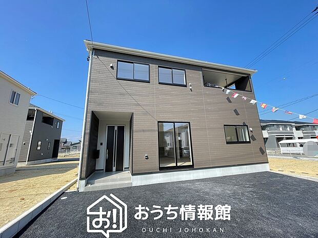 【現地写真(外観)【3号地】】軽くて火災に強い屋根材を採用し、地震時の建物への負担や揺れを軽減しています。