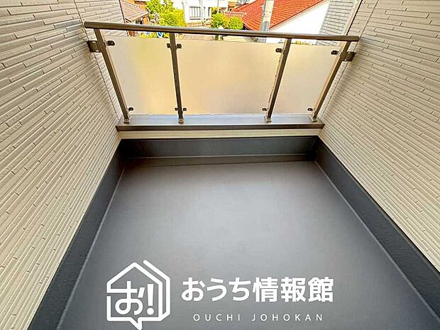 【バルコニー】奥行きが広く、洗濯物をゆったりと干せる十分な広さで、家族の洗濯も捗ります。
