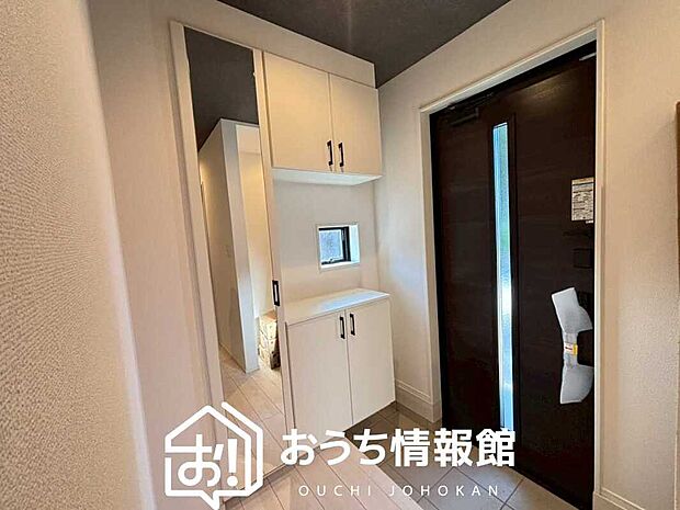 【現地写真（玄関）】玄関には、大型のシューズ収納を設置しています。