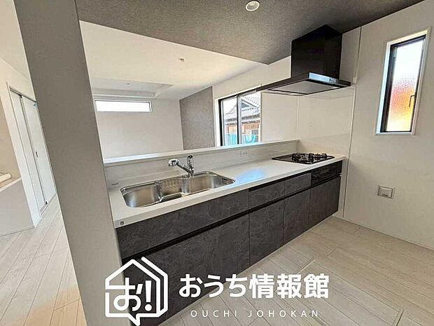 【現地写真（キッチン）】収納たっぷりのシステムキッチン、浄水器付水栓を標準装備しています。