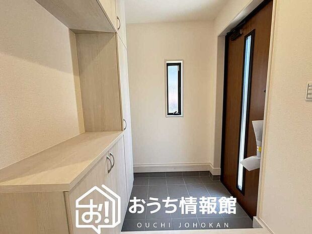 【現地写真（玄関）】玄関には、大型のシューズ収納を設置しています。