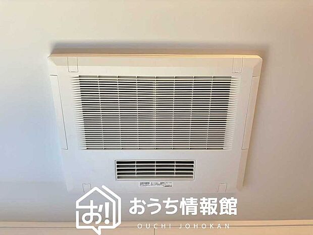【電気式浴室暖房換気乾燥機】寒い冬場はあたたかく、暑い夏場は扇風機のような心地よさです。
雨の日は、浴室が衣類乾燥スペースになります。
