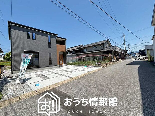 【現地写真（前道含む外観）】健康被害に配慮したもっとも安全性の高い建材を採用し、シックハウス対策をしております。