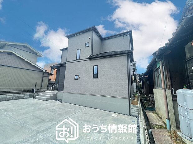 【現地写真（外観）】雨で汚れを落とし、耐久性・耐候性に優れた外壁を使用しています。