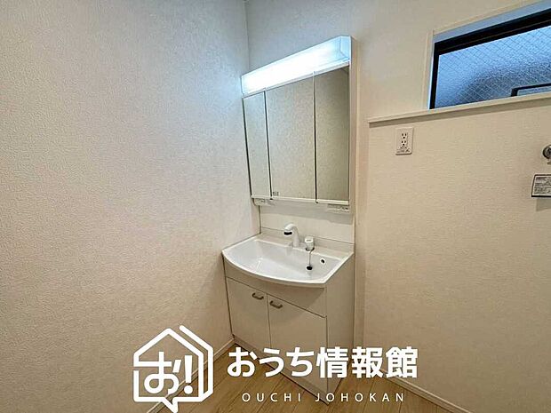 【洗面台・洗面所】鏡の両サイドは、必要なものを取出しやすく、大きな鏡面で朝の準備も快適。
使いやすいリフトアップ機能付きのシングルレバーシャワー水栓付です。