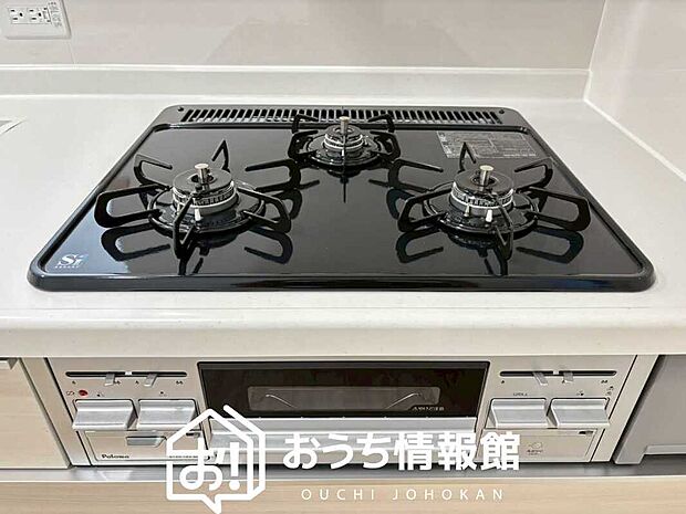 【ビルトインコンロ】フラットな構造で清掃性が高く、過熱防止センサー付3口タイプで日頃の家事も快適です。