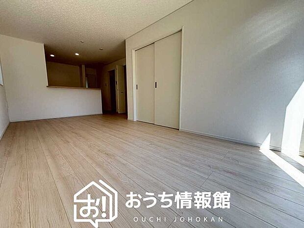 【現地写真(リビング)】フローリング材には、木目、色調など木材特有の風合いがあり、ナチュラルな美しさになっています。