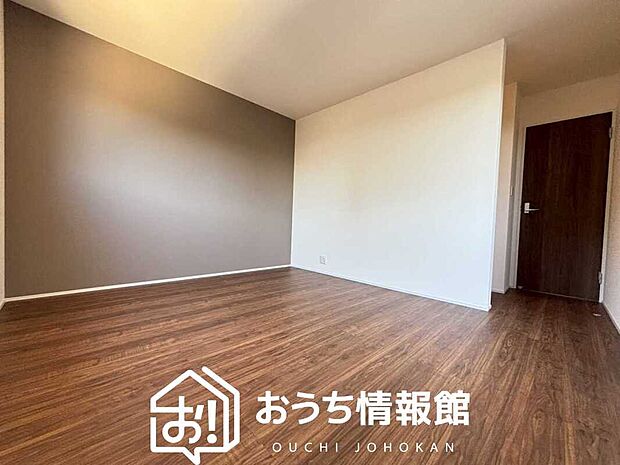 【現地写真(寝室)】木目の美しさを際立たせるシンプルデザインの建具を使用しています。