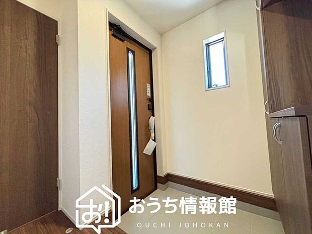 【現地写真(玄関)】玄関には、大型のシューズ収納を設置しています。