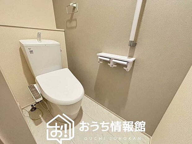 【トイレ】汚れてもサッとひと拭きでお手入れ簡単、エコ仕様の温水洗浄便座付きのトイレです。
バリアフリーにも配慮しています。