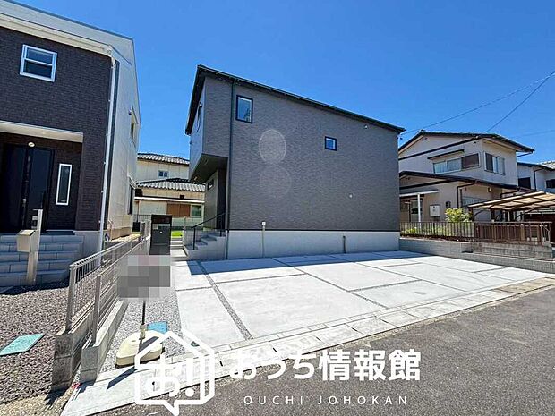 【現地写真（外観）】雨で汚れを落とし、耐久性・耐候性に優れた外壁を使用しています。