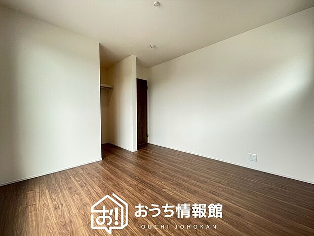 【現地写真（寝室）】木目の美しさを際立たせるシンプルデザインの建具を使用しています。
