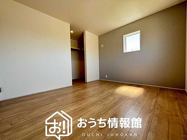 【現地写真（寝室）】木目の美しさを際立たせるシンプルデザインの建具を使用しています。
