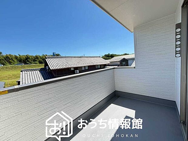 【バルコニー】奥行きが広く、洗濯物をゆったりと干せる十分な広さで、家族の洗濯も捗ります。