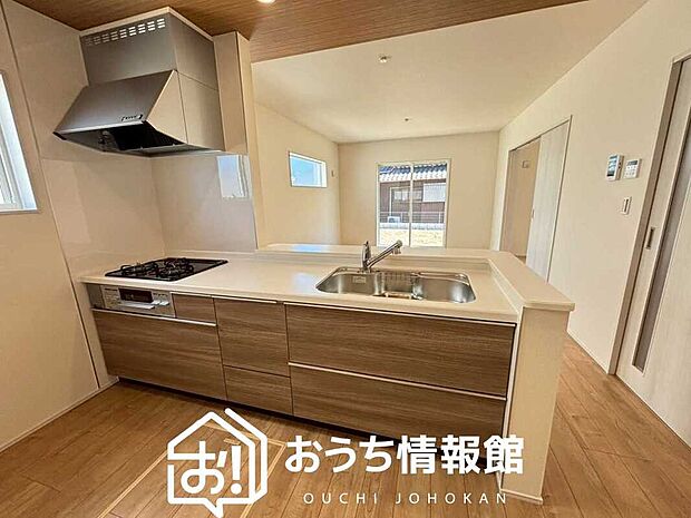 【現地写真（キッチン）】収納たっぷりのシステムキッチン、浄水器付水栓を標準装備しています。