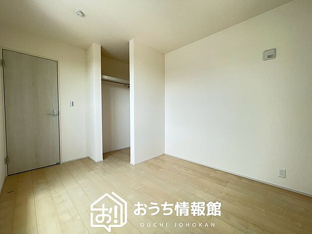 【現地写真（洋室）】木目の美しさを際立たせるシンプルデザインの建具を使用しています。