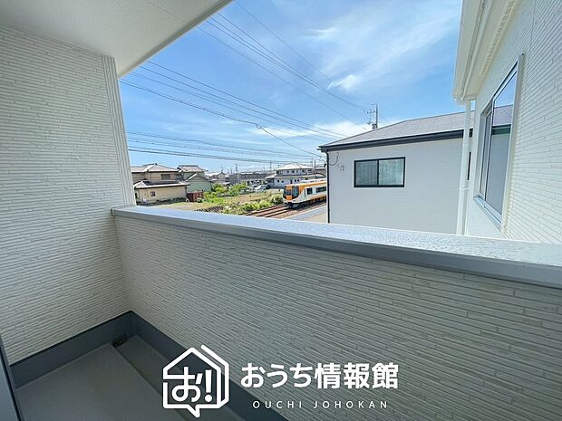 【バルコニー】奥行きが広く、洗濯物をゆったりと干せる十分な広さで、家族の洗濯も捗ります。
