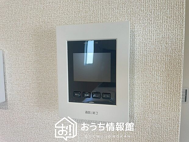 【TVモニター付インターホン】録画機能付きで、自動録画のほか、手動録画もできます。
受話、呼出音量の調整、明るさ調整が可能です。また、来訪者をズーム機能でズームアップして確認できます。